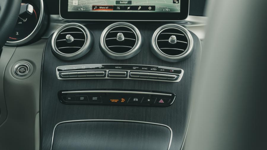 Детали интерьера Mercedes-Benz GLC300 (X253) 2019 года  (NA) (фото 30 из 33)
